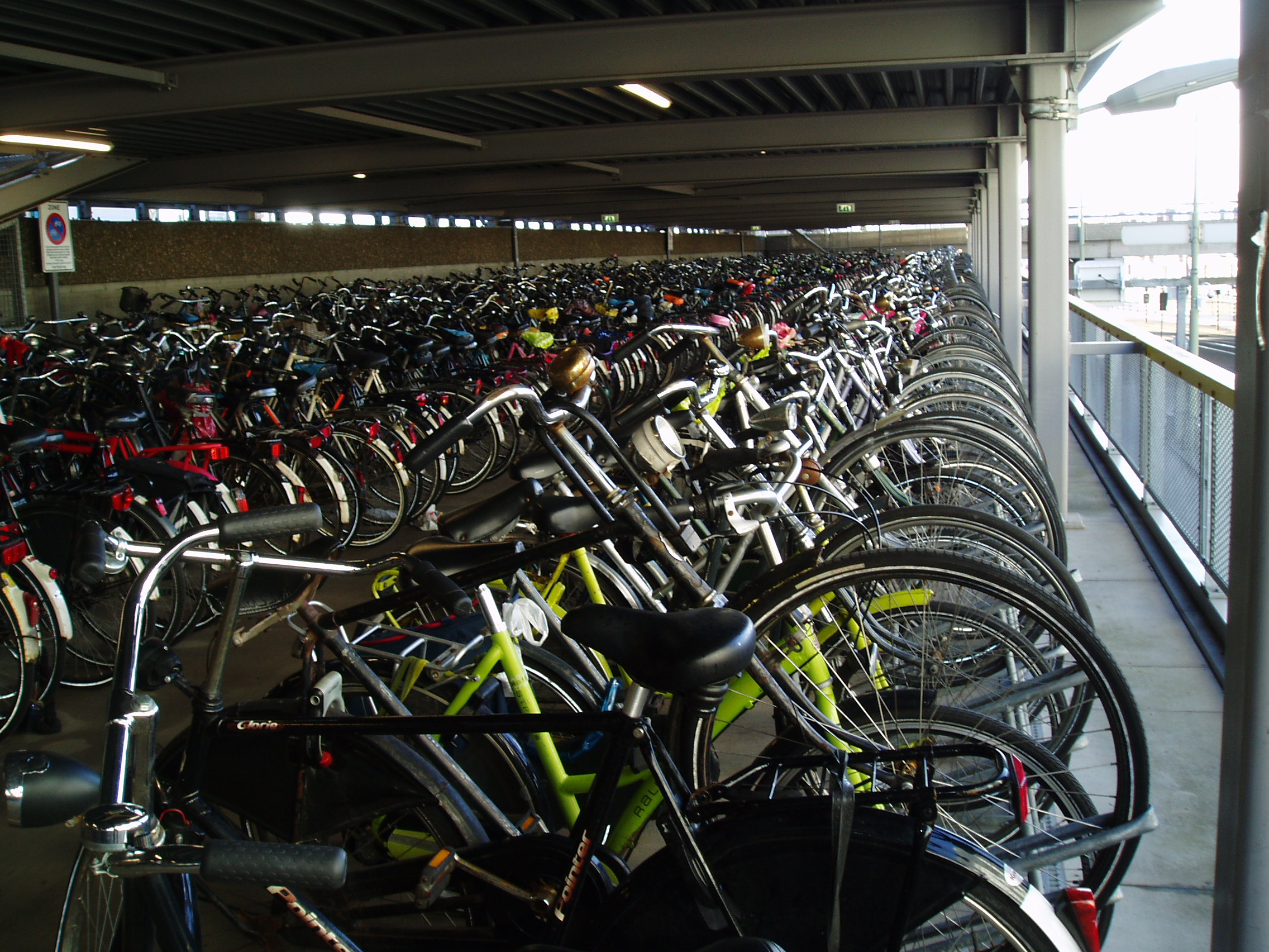 Een raadsel hoe al deze fietsen hier zijn gekomen.